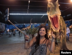 Fotografisanje tokom izložbe posvećene dinosaurusima u Bejrutu. (REUTERS/Jamal Saidi)