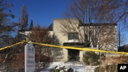 Rumah kediaman Barry dan Honey Sherman terlihat disegel oleh polisi, setelah keduanya ditemukan tewas di rumah ini, 15 Desember 2017. (Foto: dok). 