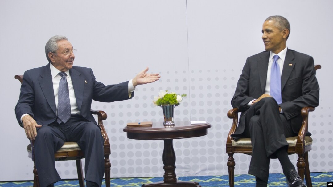 Tổng thống Barack Obama hội kiến Chủ tịch Cuba Raul Castro tại Hội nghị Thượng đỉnh châu Mỹ ở Thành phố Panama, Panama, ngày 11 tháng 4, 2015.