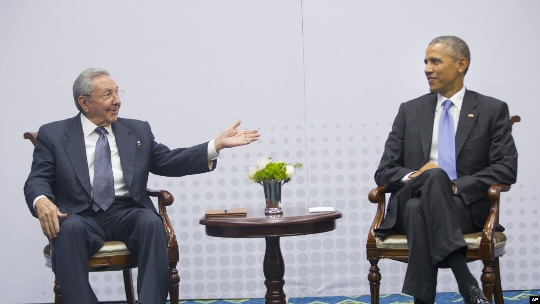 Presiden AS Barack Obama, kanan, bertemu dengan Presiden AS Raul Castro dalam KTT Amerika di Panama City, Panama, 11 April 2015.