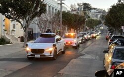 تاکسی بدون راننده گوکل «ویمو» در خیابانی در سانفرانسیسکو ناگهان می‌ایستد چون در عقب کاملاُ بسته نبود و موجب بند آوردن ترافیک می‌شود - ۱۵ فوریه ۲۰۲۳