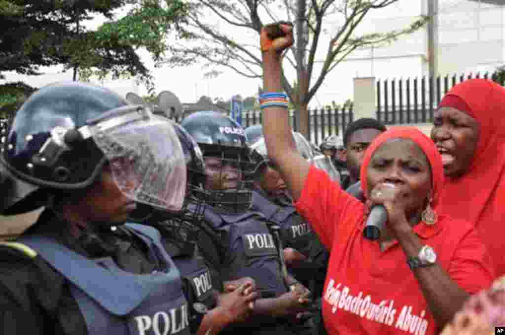 La police anti-émeute bloque la route lors d&#39;une manifestation demandant au gouvernement de sauver les jeunes filles enlevées de l&#39;école secondaire dans Chibok, à Abuja, au Nigeria, le mardi 14 octobre 2014. (AP Photo / Olamikan Gbemiga) 