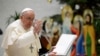 Paus Fransiskus menggelar pertemuan mingguan dengan jemaat di Vatikan pada 13 Desember 2023. (Foto: Vatican Media/Handout via Reuters)