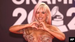 Karol G llega a la entrega anual de los Grammy Latinos, esta vez en Sevilla, España, el jueves 16 de noviembre de 2023.