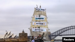 Meli inayo peperusha mabango zikiingia katika bandari ya Sydney, Australia, Septemba 8, 2018.