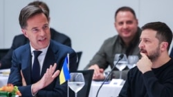 Sekretaris Jenderal NATO Mark Rutte (kiri) berbicara dengan Presiden Ukraina Volodymyr Zelenskyy dalam acara makan malam pada KTT NATO-Ukraina di Brussels, pada 17 Oktober 2024. (Foto: Olivier Matthys, Pool via AP)