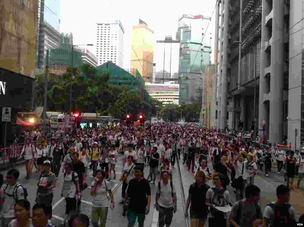 香港七一大游行现场实拍 (美国之音海彦拍摄)