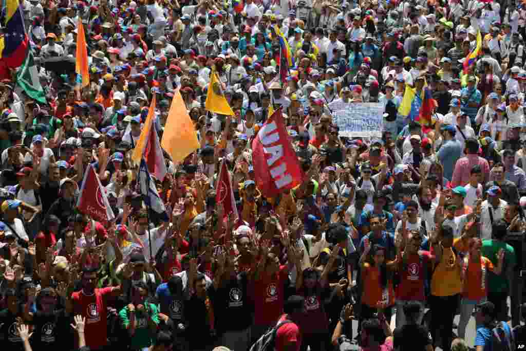 دانشجویان ونزوئلایی با فراخوان خوان گوایدو، رئیس جمهوری موقت ونزوئلا، روز یکشنبه در راهپیمایی علیه نیکلاس مادورو&nbsp; شرکت کردند.