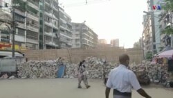 Յանգոնի բնակիչները շարունակվող բողոքի ցույցերի ընթացքում բարիկադներ են կառուցում բամբուկից և ավազից