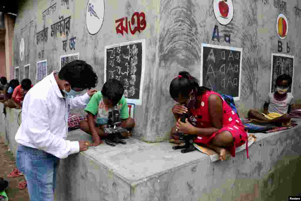 Deep Narayan Nayak, mengajar anak-anak di alam terbuka di tengah keterbatasan teknologi dan fasilitas, selama pandemi COVID-19 di Desa Joba Attpara, Benggala barat, India (13/9).