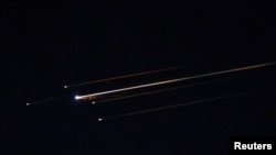 ردی از نور در آسمان شهر اشکلون در اسرائیل و در جریان یک تلاش برای رهگیری موشک شلیک‌شده به این کشور دیده می‌شود - ۱۵ فروردین ۱۴۰۵
