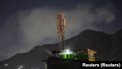 دود برخاسته از حملۀ هوایی که طالبان ادعا کرده اند طیارۀ نظامی پاکستان یک شفاخانه تداوی معتادین را هدف گرفته است