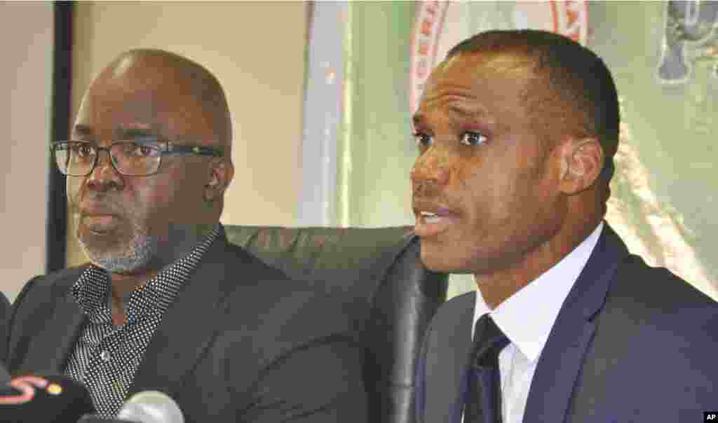 Shugaban hukumar wasan kwallon kafa na Najeriya Amaju Pinnick, a hannun hagu, tare da tsohon dan wasan tsakiya na Najeriya Sunday Oliseh yainda suke magana da manema labarai a lokacin&nbsp;​da aka rantsar da shi a matsayin sabon Koch din kungiyar &#39;yan wasan kwallon kafar Najeriya.&nbsp;