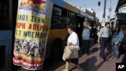 Građani čekaju na autobus u Atini