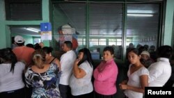 En esta foto de archivo de noviembre de 2012 los votantes hacen fila para los comicios presidenciales. En la actualidad el Congreso Nacional de Honduras no ha logrado un acuerdo para la las reformas electorales previstas para 2021.