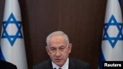 Waziri mkuu wa Israel Benjamin Netanyahu akiongoza Mkutano wa kila wiki wa baraza la mawaziri la Israel mjini Jerusalem.