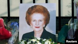 Potre ansyen Premye Minis britanik Margaret Thatcher - Se moun ki pran dèy pou li ki kite foto sa a devan kay defen an apre gouvènman an te anonse lanmò li nan vil Lond lendi 8 avril 2013 la. 