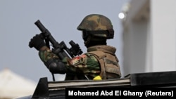 Un membre des forces de sécurité égyptiennes sur un véhicule monte la garde dans la station balnéaire de la mer Rouge de Charm el-Cheikh, en Égypte, le 24 février 2019. (Photo: REUTERS/Mohamed Abd El Ghany)