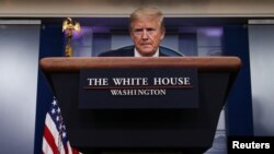 도널드 트럼프 미국 대통령이 22일 백악관에서 코로나바이러스 테스크포스(TF) 브리핑을 하고 있다. 