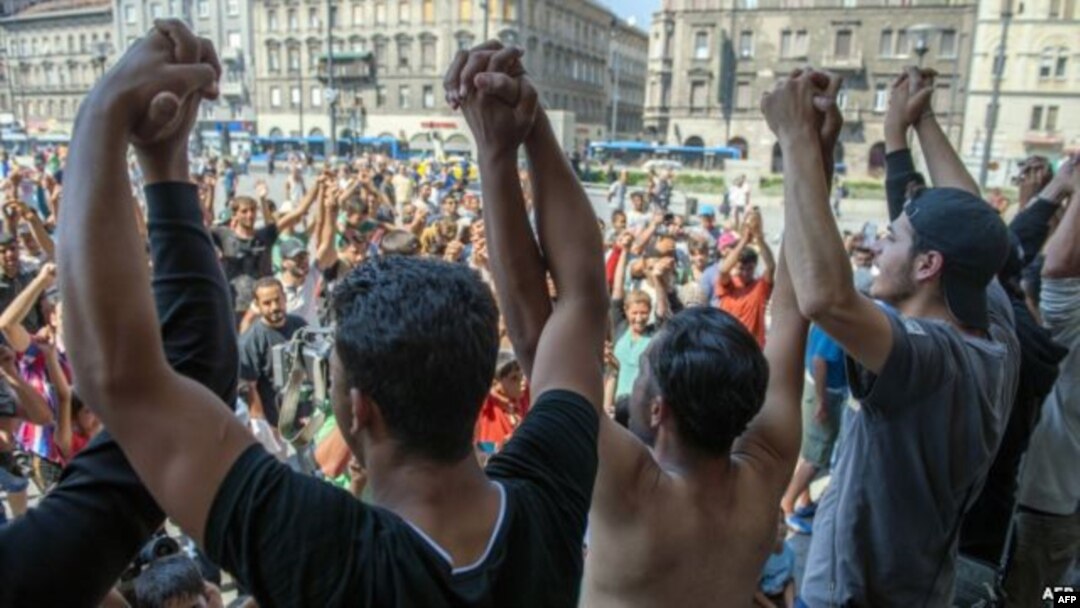 Ratusan migran terlantar di stasiun kereta api di Budapest, Hungaria hari Selasa (1/9).