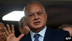  El diputado venezolano Diosdado Cabello hace un gesto al salir del Tribunal Supremo de Justicia (TSJ) en Caracas el 9 de agosto de 2024.