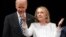El vicepresidente, Joe Biden, y la exsecretaria de Estado, Hillary Clinton, juntos en el escenario.