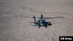 Sebuah helikopter Black Hawk UH-60 milik militer Amerika sedang terbang rendah dalam operasi di timur laut Suriah, 29 Oktober 2024. (Foto: U.S. Army by Capt. Daniel Andrews)