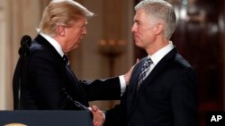 El presidente Trump presentó la nominación del juez Neil Gorsuch a la Corte Suprema en el horario estelar de la televisión nacional.