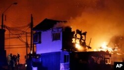 Kebakaran besar melanda kota pelabuhan bersejarah Valparaiso di Chile (13/4).
