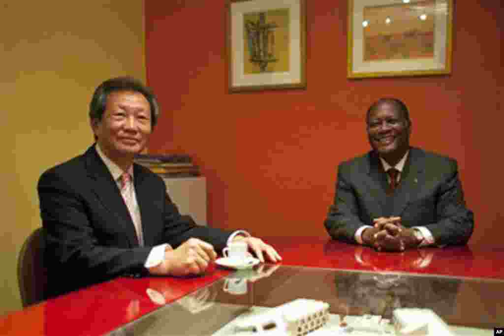 Young-jin Choi et Alassane Dramane Ouattara à Abidjan.