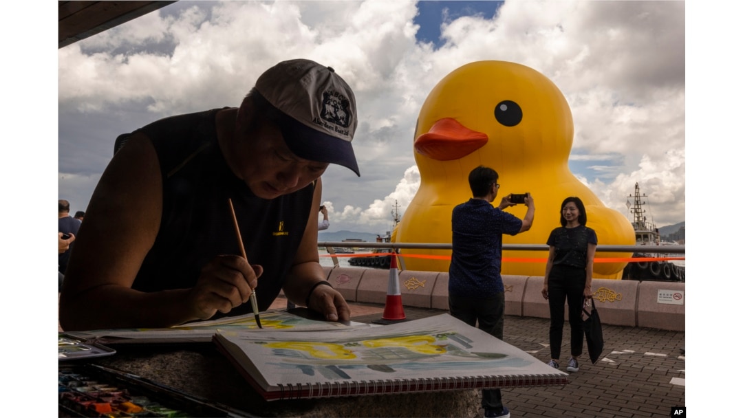 Giant Yellow Ducks Return to Hong Kong, Bring Happiness