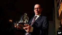 El prototipo internacional del kilogramo está guardado en la sede principal de la Oficina Internacional de Pesas y Medidas, en París. En la foto el director Martin J.T. Milton sujeta una réplica.