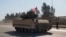 Ілюстративне фото. Американська бойова машина Bradley проїжджає через сирійську провінцію Хассаке, яка контролюється підтримуваними США та очолюваними курдами Сирійськими демократичними силами, 31 січня 2025 р. AP Photo/Bernat Armangue