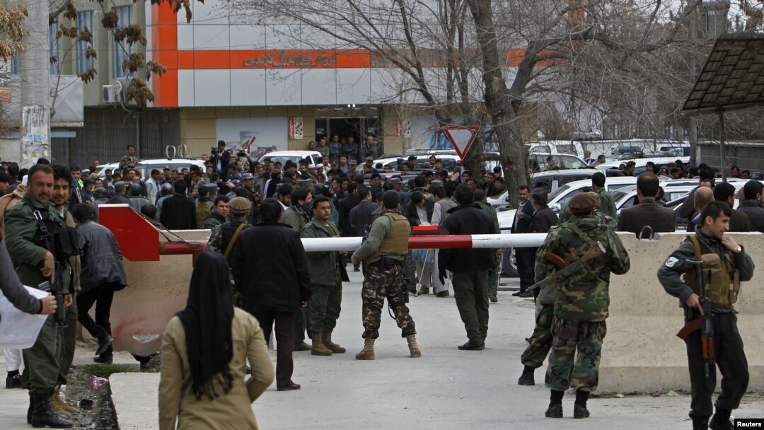 Petugas keamanan Afghanistan berdiri di luar kediaman Wakil Presiden Afghanistan Mohammad Qasim Fahim di Kabul.