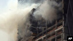 Firefighters battle a fire at the under-construction Fountain Views tower next to Dubai Mall in Dubai, United Arab Emirates, April 2, 2017. A large fire broke out early Sunday at a construction site near Dubai’s largest shopping mall, sending thick gray smoke billowing over the heart of the city. 