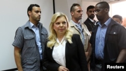 Sara Netanyahu, istri Perdana Menteri Israel Benjamin Netanyahu, tiba di pengadilan untuk sidang kasus penyalahgunaan dana negara di Yerusalem, 16 Juni 2019.
