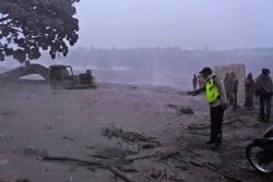 Un oficial de policía inspecciona un sitio de extracción de arena afectado por la erupción del Monte Semeru en Lumajang, Java Oriental, Indonesia, el martes 1 de diciembre de 2020.