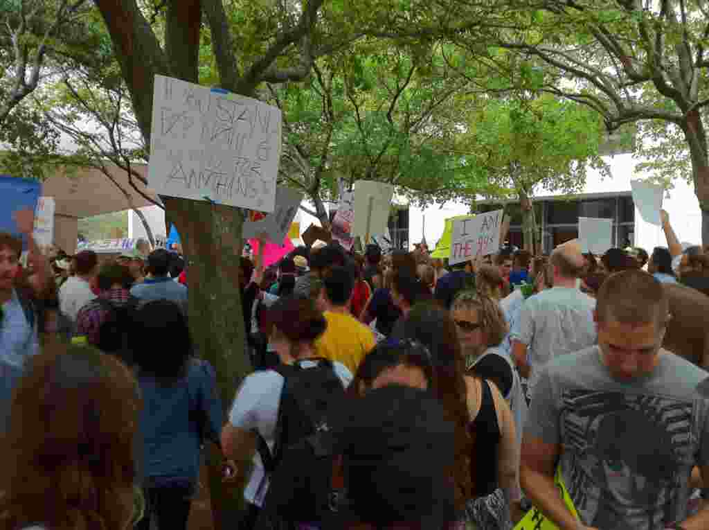 Los letreros de "Ocupemos Miami" mostraron las molestias de muchos de los manifestantes.
