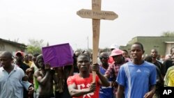 Hundreds gather for the funeral procession of Emmanuel Ndere Yimana, an opposition supporter assassinated Wednesday, in Bujumbura, Burundi, July 22, 2015. 