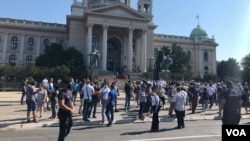 Protest građana ispred Doma Narodne skupštine Republike Srbije, u vreme prve konstitutivne sednice novog saziva parlamenta, u Beogradu, 3. avgusta 2020. (Foto: Jovana Đurović, VoA)