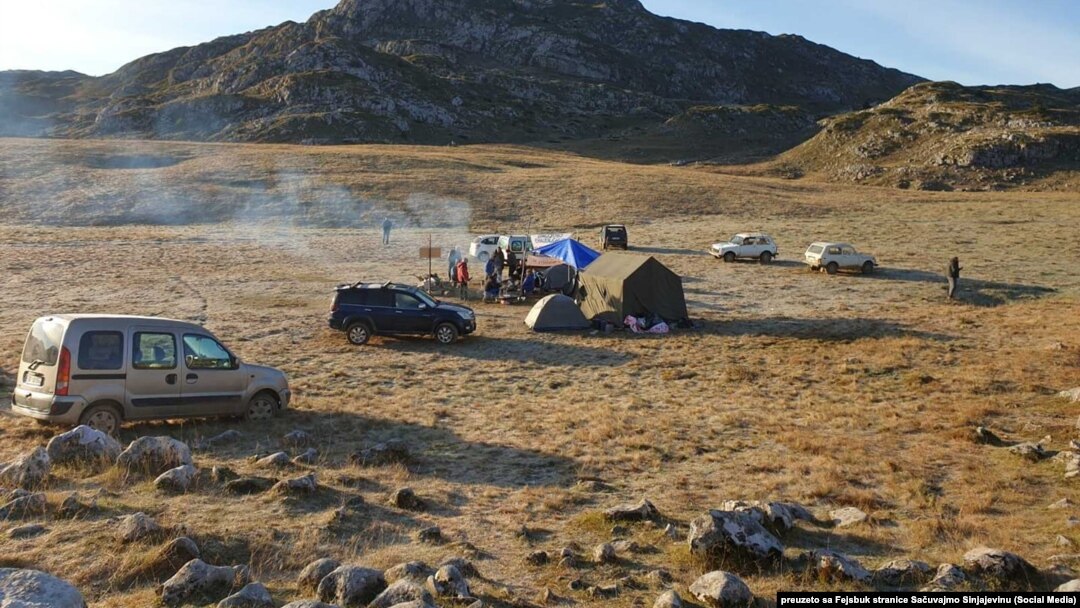 Aktivisti organizacije "Sačuvajmo Sinjajevinu" na području gde je planirano održavanje vojne vježbe na planini Sinjajevina (Foto: organizacija "Sačuvajmo Sinjajevinu")