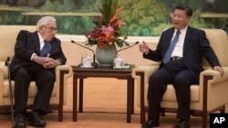 Mantan Menteri Luar Negeri Amerika Serikat, Henry Kissinger (kiri) bersama Presiden China Xi Jinping di Beijing, 2 Desember 2016 (Nicolas Asfouri/Pool Photo via AP).