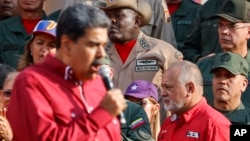 ARCHIVO - El presidente venezolano Nicolás Maduro habla durante un mitin sobre el aniversario 21 del retorno al poder del chavismo, con el hoy ministro de Interior Diosdado Cabello a su lado, en Caracas, el 13 de abril de 2023.