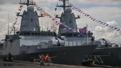 Kapal perang korvet Angkatan Laut Rusia berlabuh di dermaga Jamrud Utara, Pelabuhan Tanjung Perak untuk melakukan latihan militer gabungan dengan Indonesia, di Surabaya, 4 November 2024. (Foto: AFP)