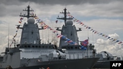 Kapal perang milik angkatan laut Rusia "Hero of the Russian Federation Aldar Tsydenzhapov" (kiri) "Rezkiy" (kanan) berlabuh di dermaga Jamrud utara di pelabuhan Tanjung Perak, Surabaya, pada 4 November 2024. (Foto: AFP/Juni Kriswanto)