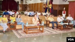 Growing interest in investing in stock markets is prompting people like these in New Delhi to attend a presentation about how to grow their savings. (A. Pasricha/VOA)