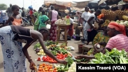 Il est de plus en plus difficile de trouver des denrées de première nécessité à des prix abordables sur les marchés, Bamako, Mali (VOA/Kassim Traoré).