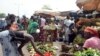 Vue sur la place de Sikasso, au marché de Medine, à Bamako, au Mali, le 6 juin 2016. (VOA/Kassim Traoré)