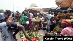 Vue sur la place de Sikasso, au marché de Medine, à Bamako, au Mali, le 6 juin 2016. (VOA/Kassim Traoré)