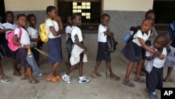 Elèves de l'école catholique Bolingani à Kinshasa, RDC, le 2 novembre 2006.